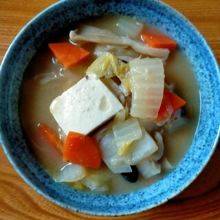豆腐と白菜と舞茸とぶなクイーンと人参の味噌汁